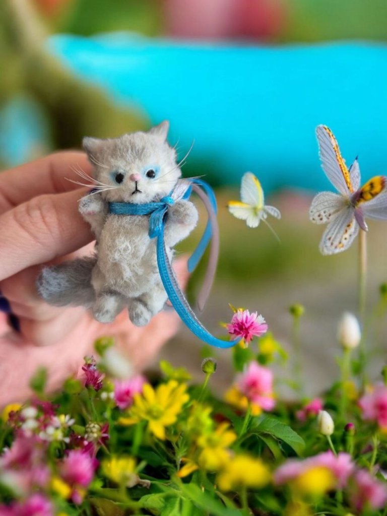 Вязаная миниатюрная игрушка киса Мурыса с бантом