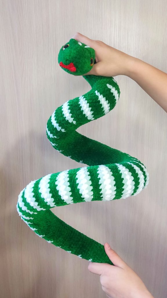 Игрушка вязаная плюшевая змея