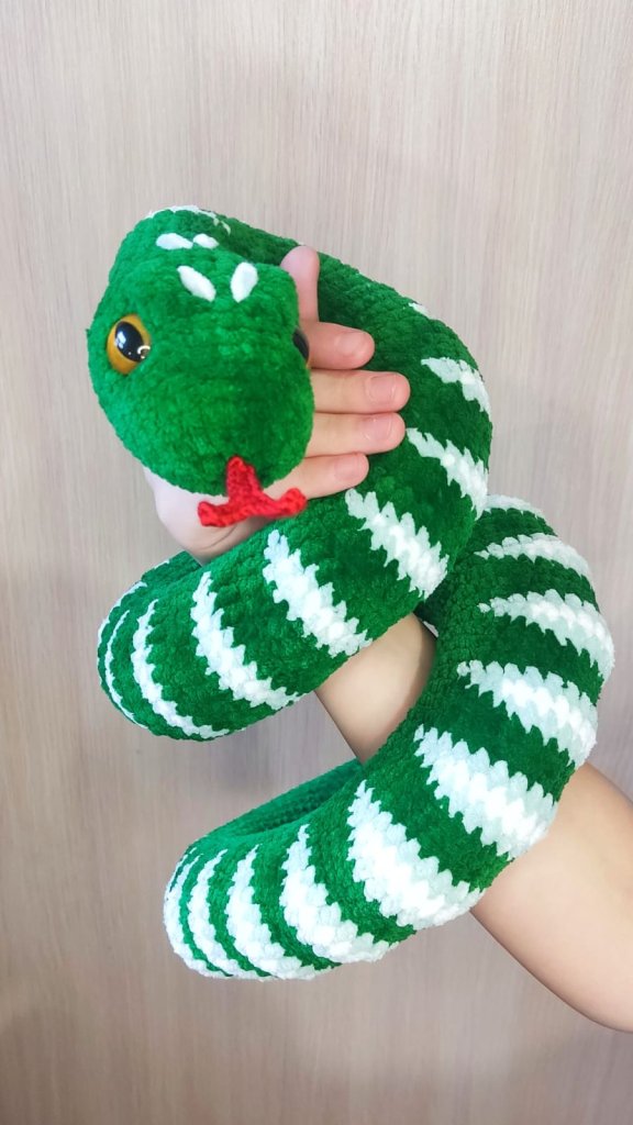 Игрушка вязаная плюшевая змея