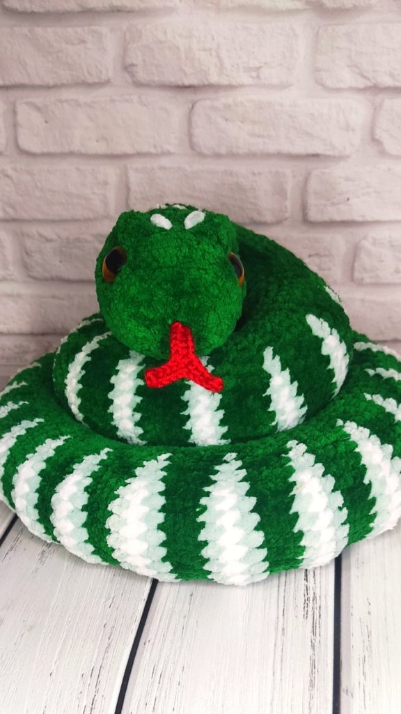 Игрушка вязаная плюшевая змея