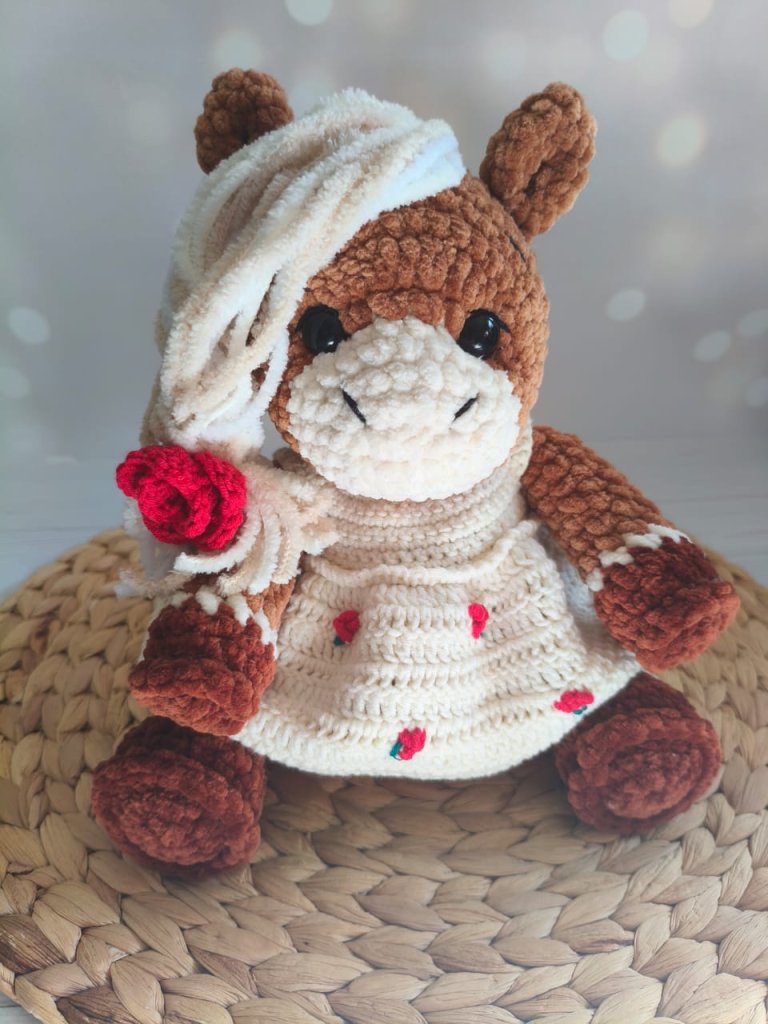 Лошадка вязаная