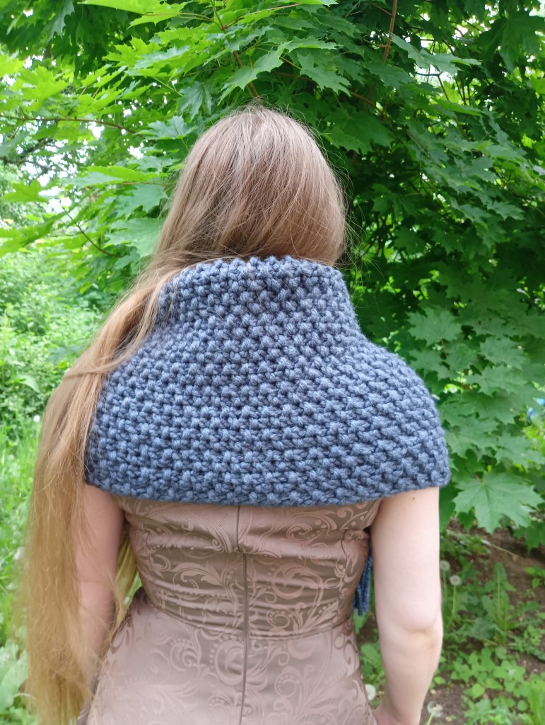 Бактус вязаный темно-синий