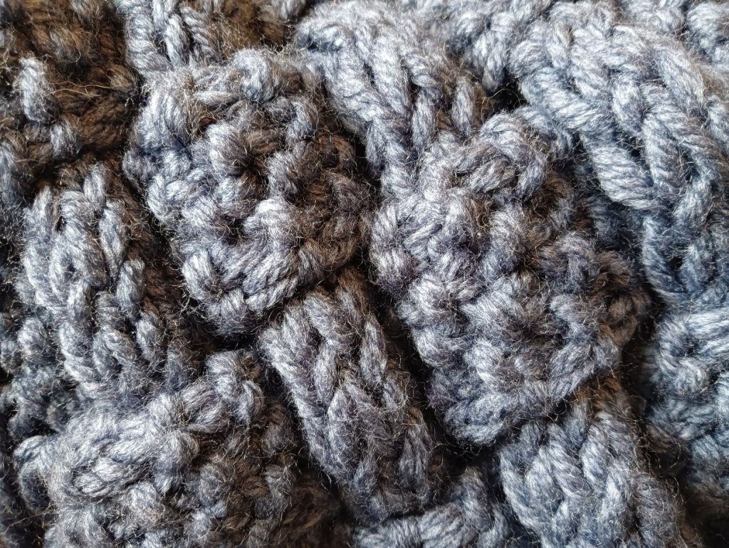 Бактус вязаный темно-синий