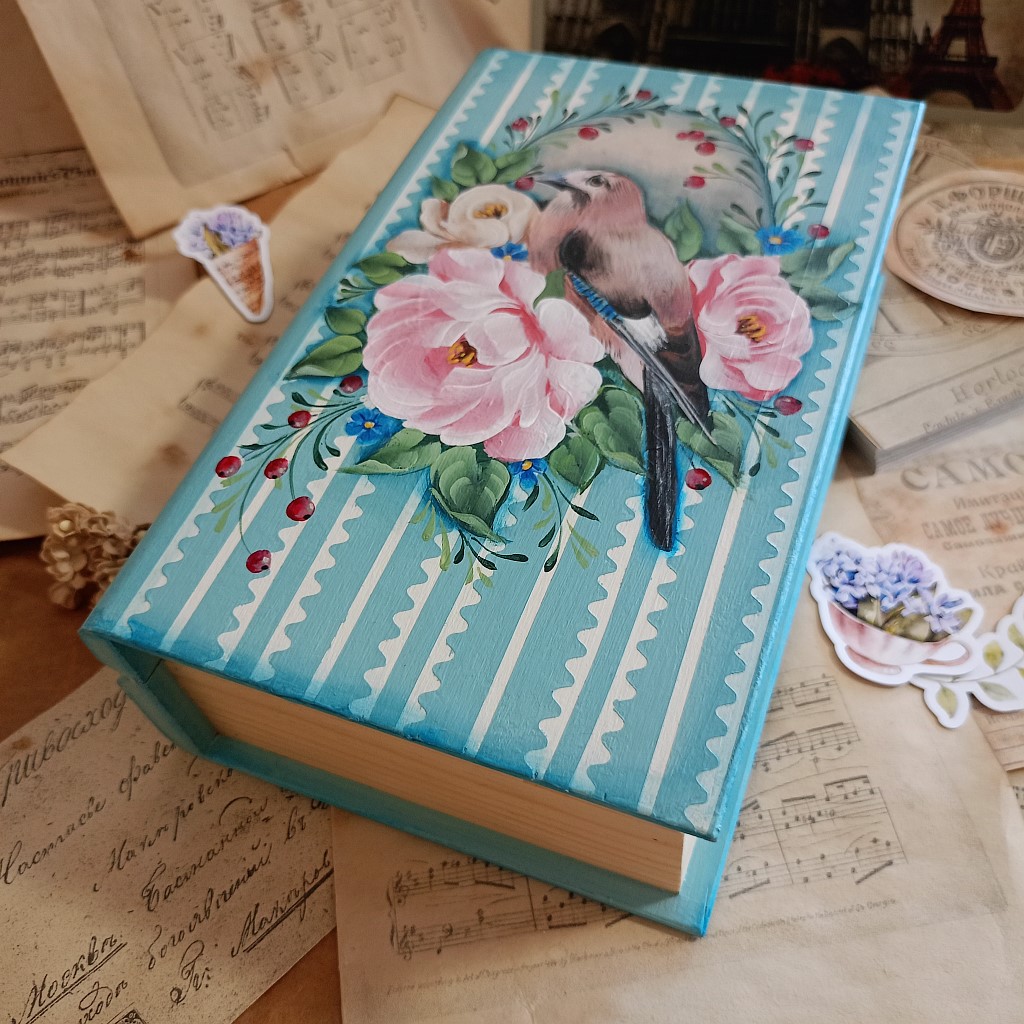 Деревянный ларец с сойкой. Шкатулка