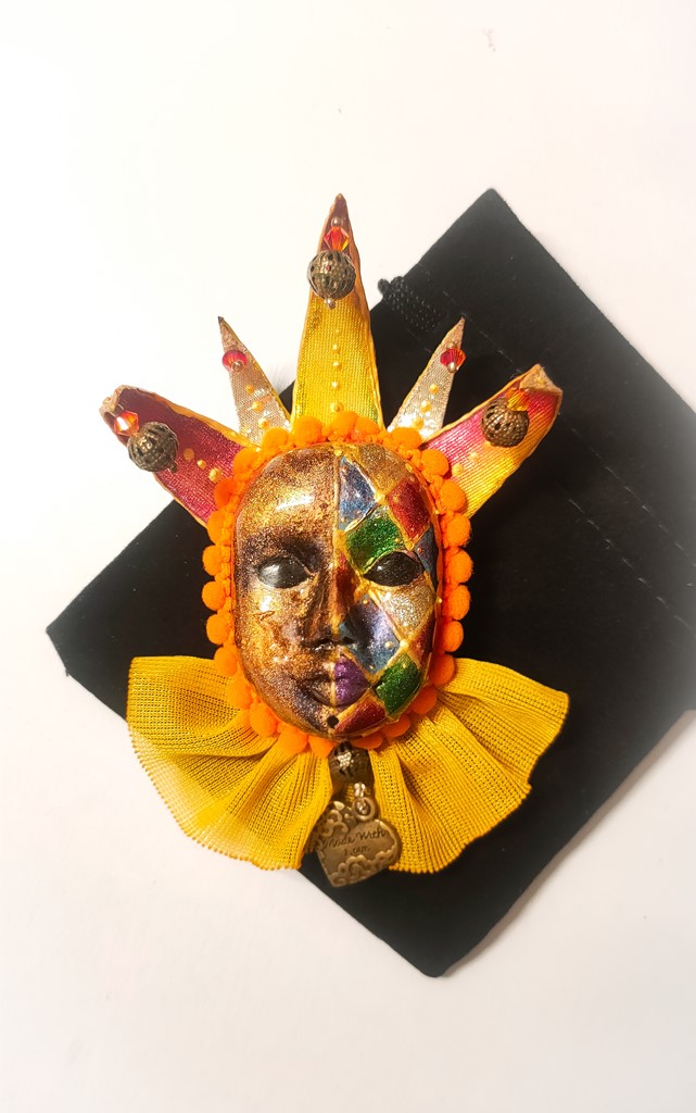 Брошь ручной работы «Маска венецианская Арлекин»