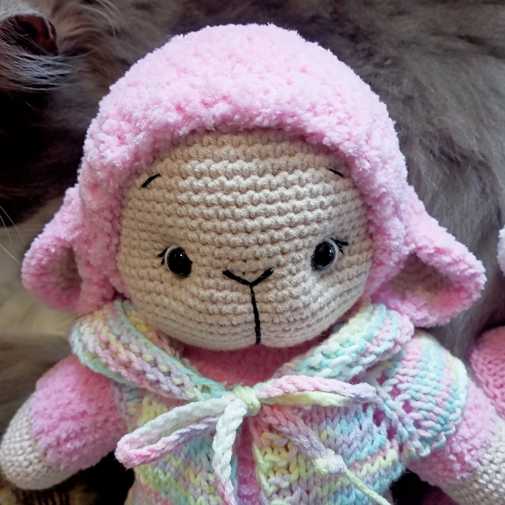 Вязаная игрушка овечка