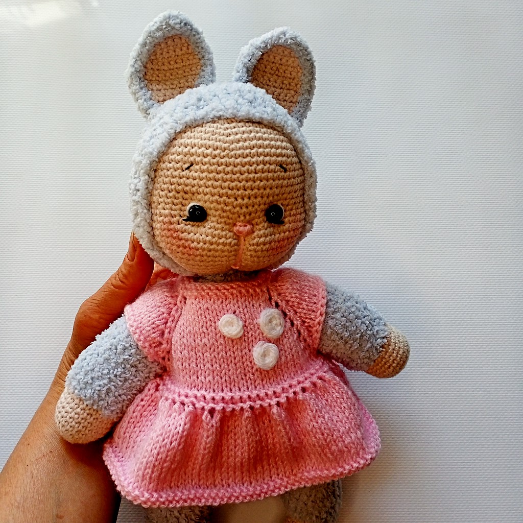 Вязаная игрушка зайка