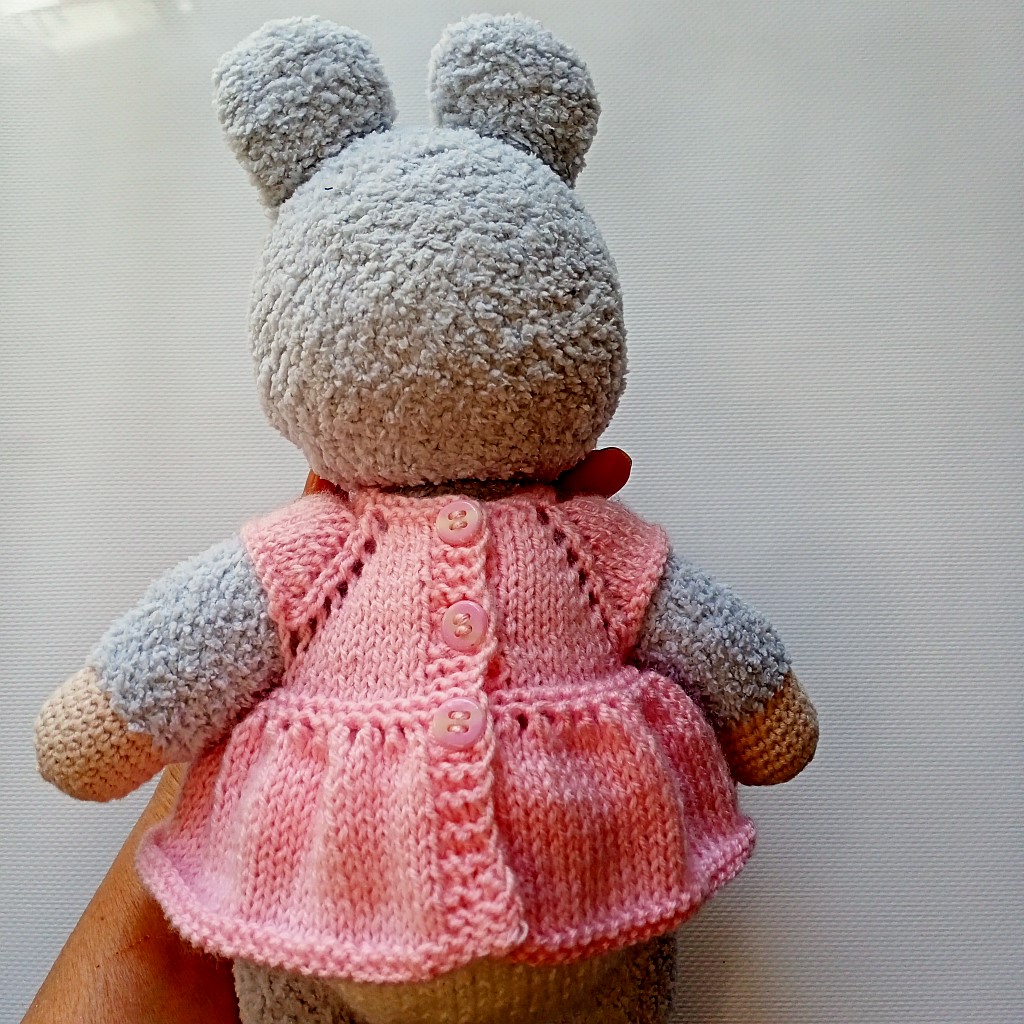 Вязаная игрушка зайка