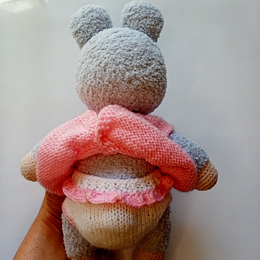 Вязаная игрушка зайка