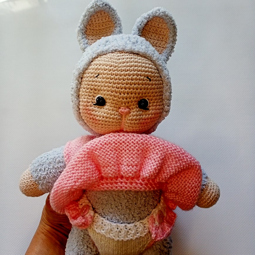 Вязаная игрушка зайка