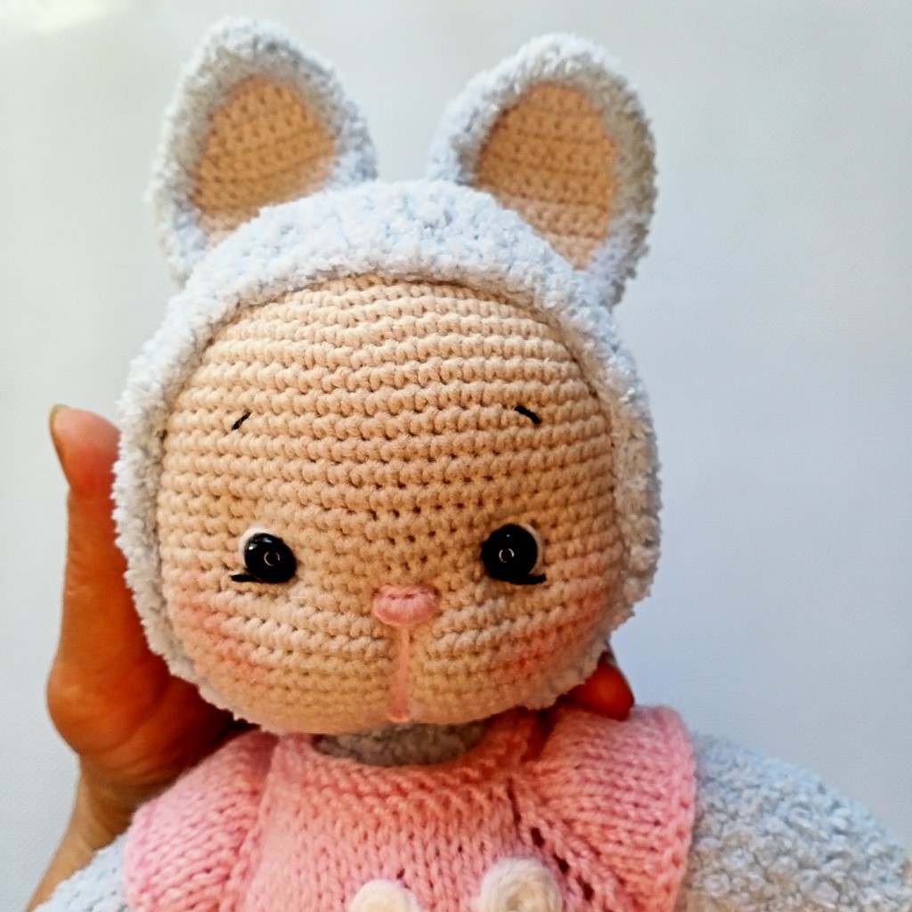 Вязаная игрушка зайка