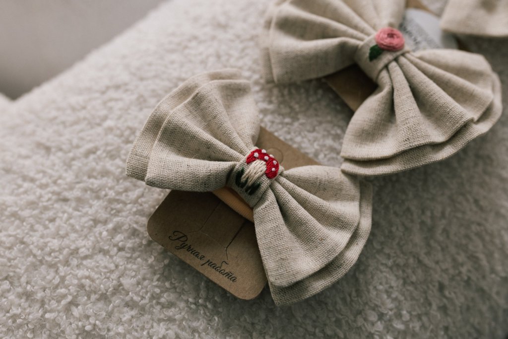 Бантики ручной работы с вышивкой на резиночке!