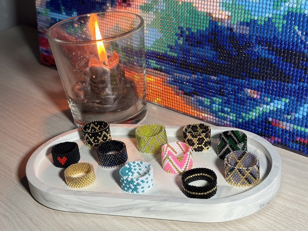 Кольца из японского бисера в ассортименте