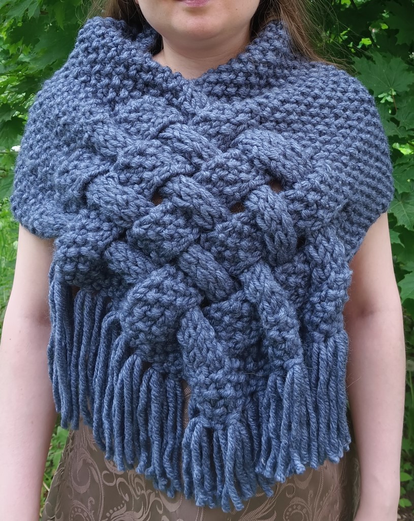 Бактус вязаный темно-синий