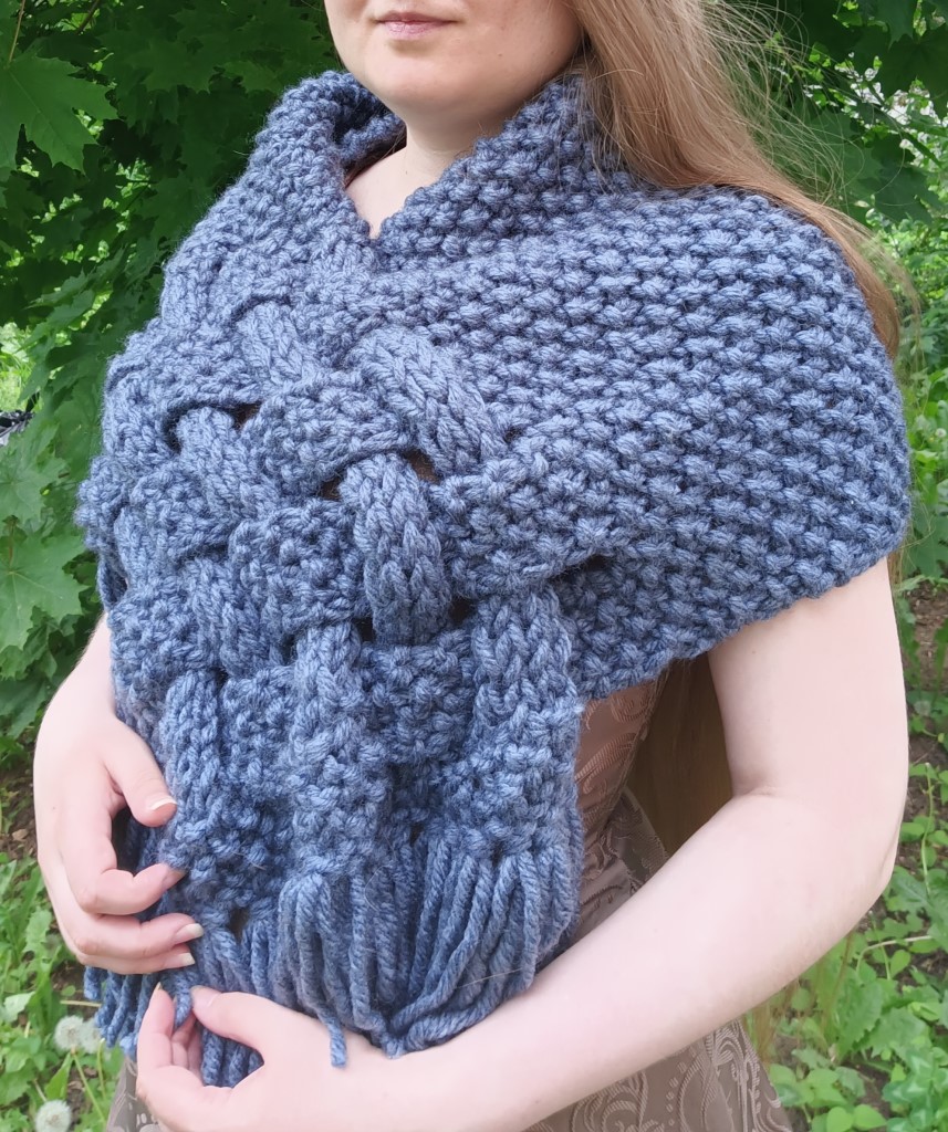 Бактус вязаный темно-синий