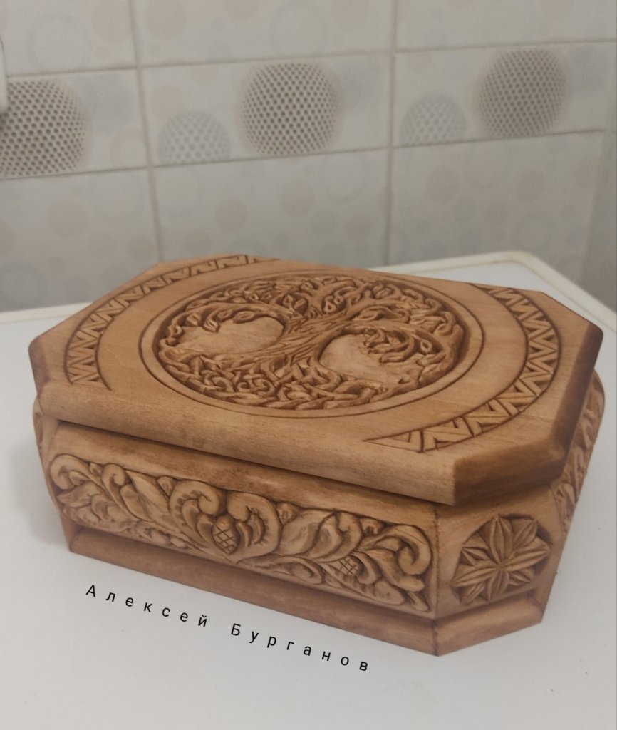 Подарок на свадьбу. Большая резная шкатулка Древо Рода с монограммой
