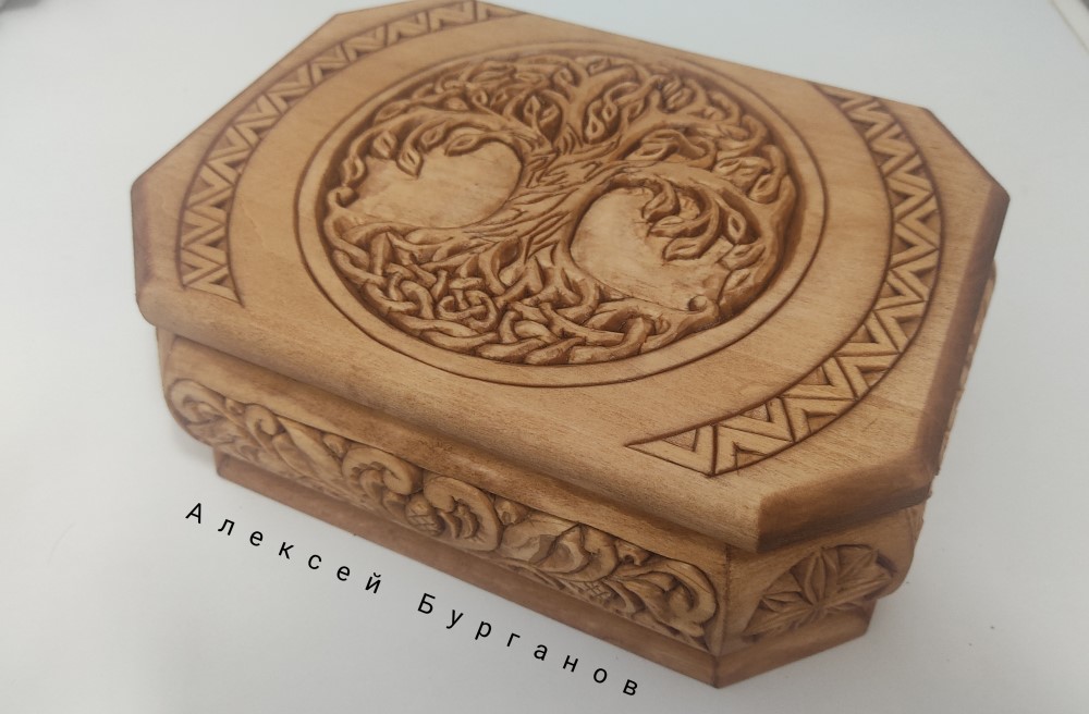 Подарок на свадьбу. Большая резная шкатулка Древо Рода с монограммой