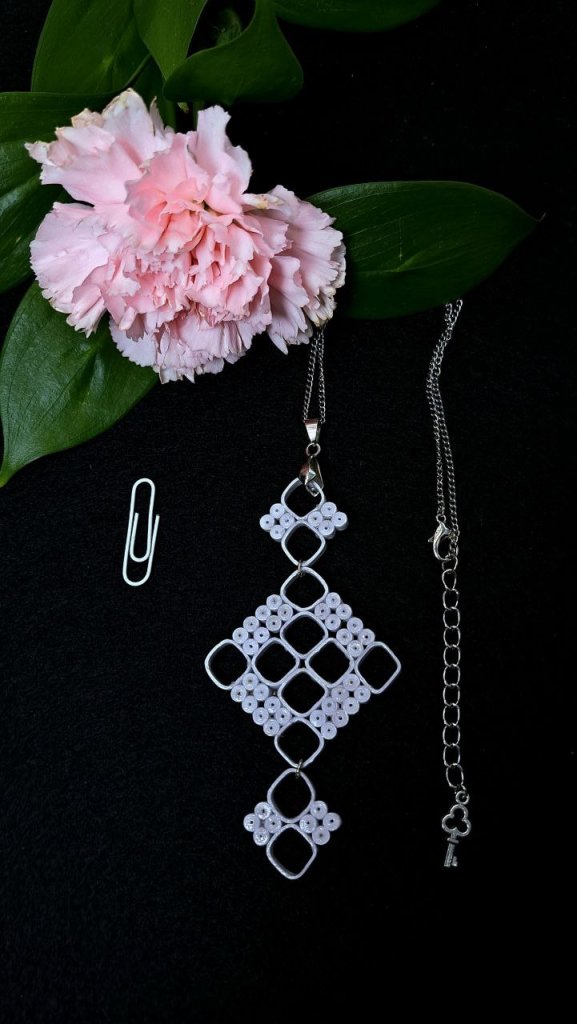 Белый нежный комплект квиллинг