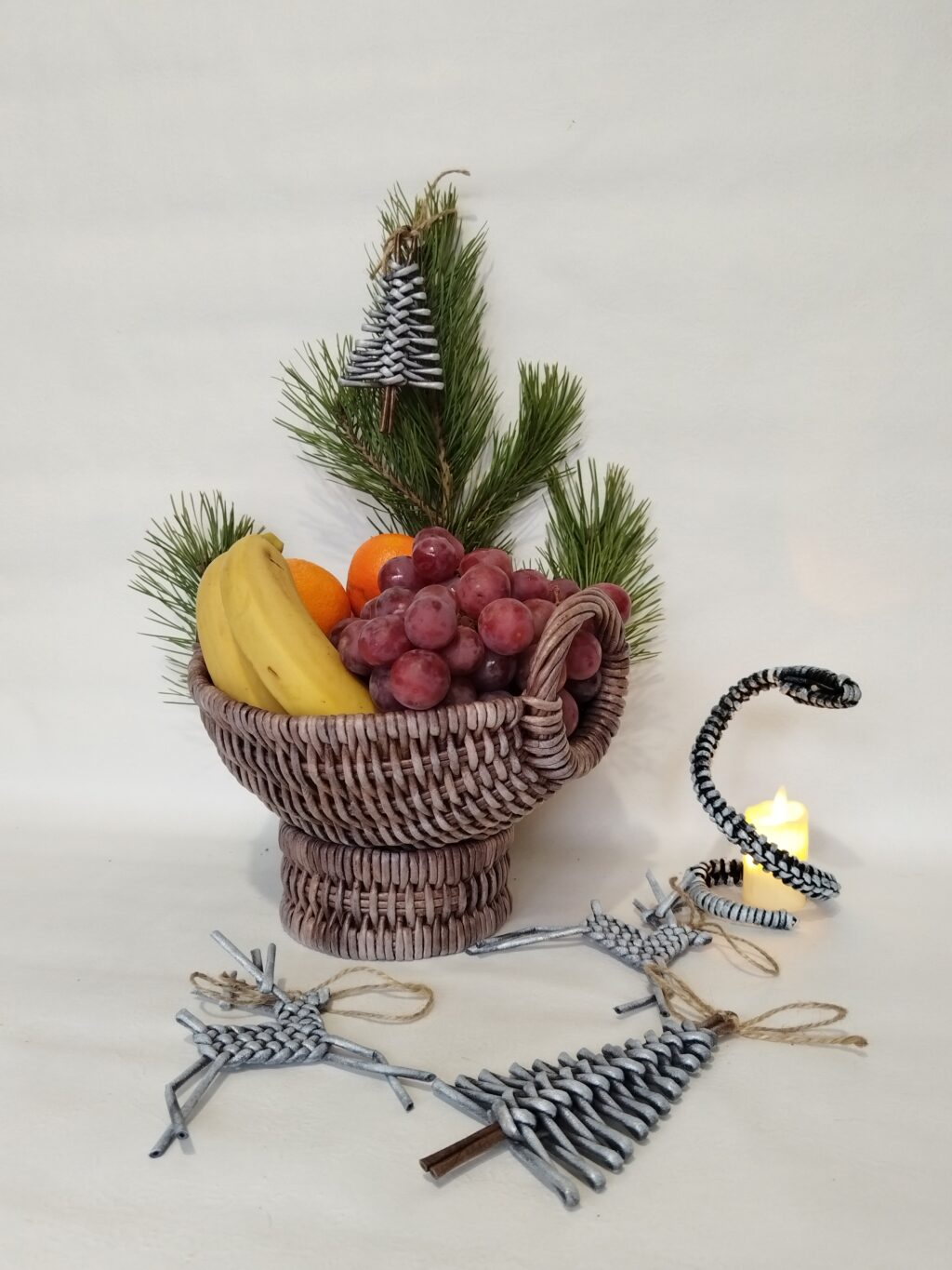 Корзинка из бумажной лозы