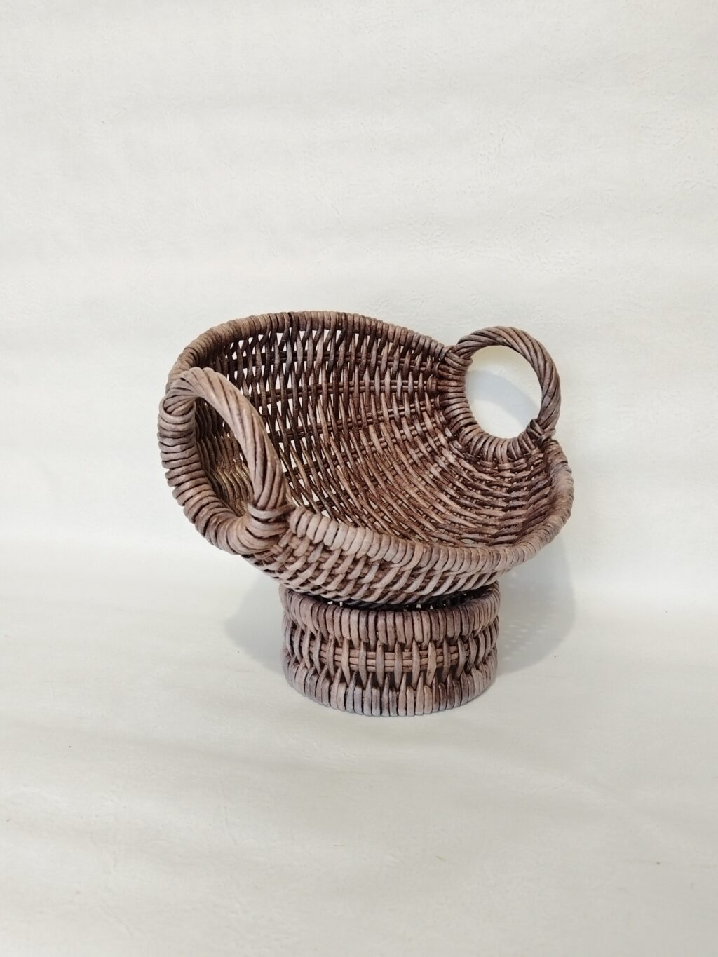 Корзинка из бумажной лозы