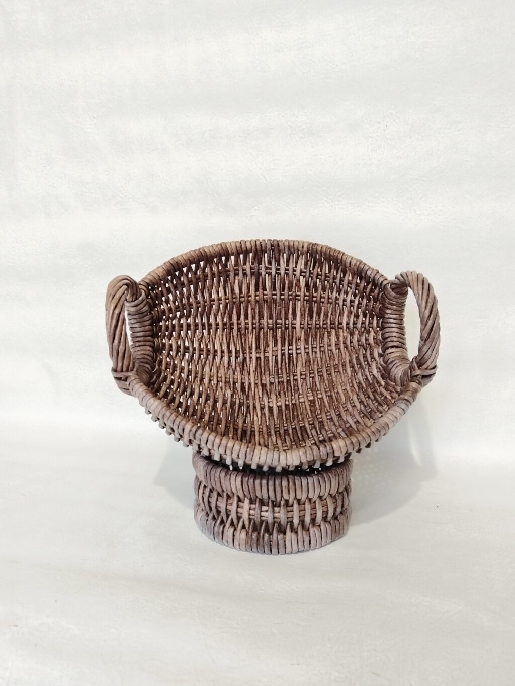 Корзинка из бумажной лозы