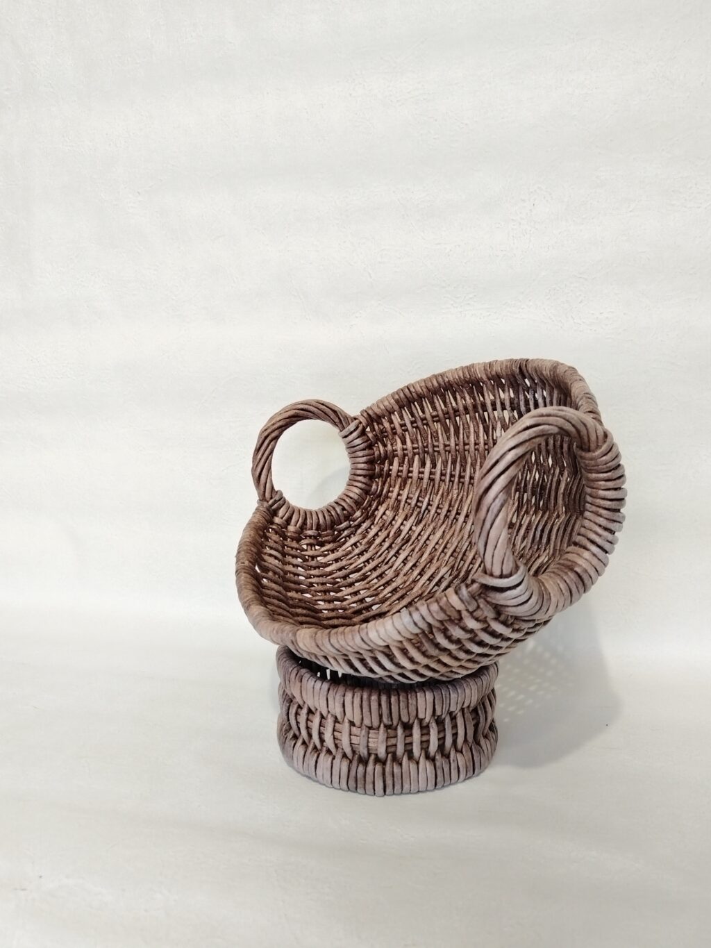 Корзинка из бумажной лозы