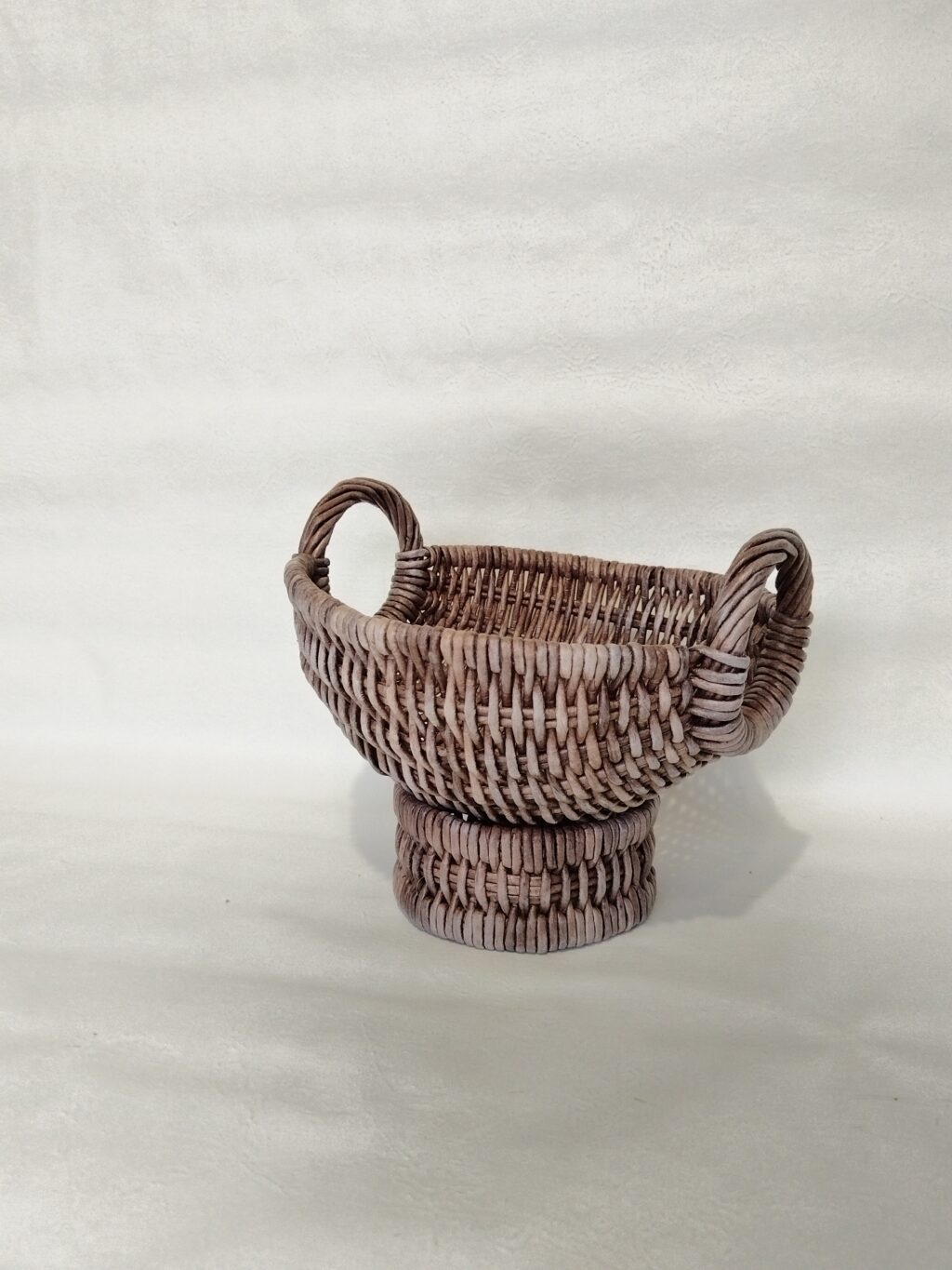 Корзинка из бумажной лозы