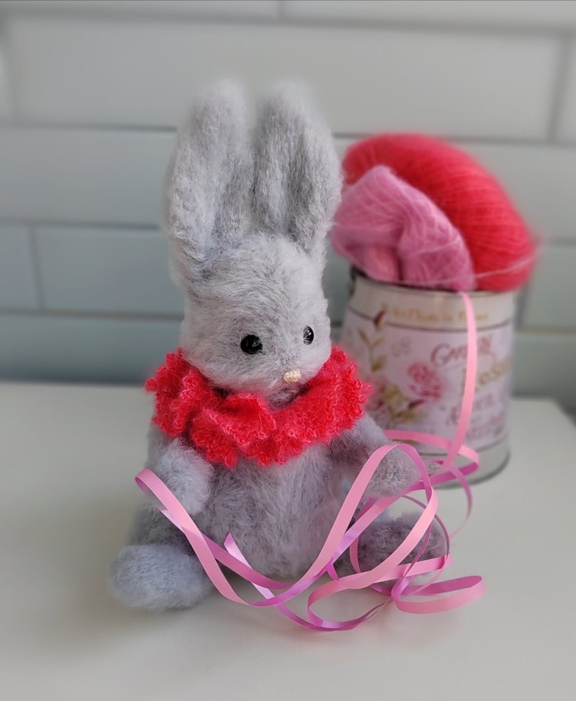 Игрушка вязаная пушистый зайка с воротничком