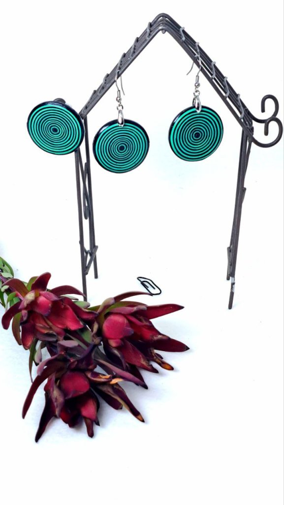 Комплект украшений серьги и кольцо.