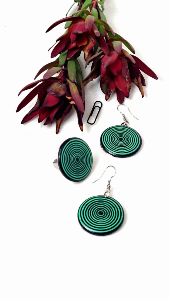 Комплект украшений серьги и кольцо.