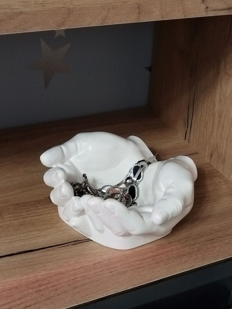 Подставка декоративная. Статуэтка. Руки Давида