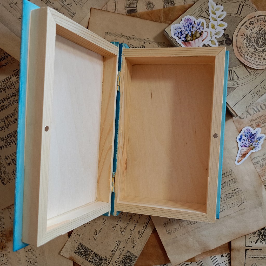 Деревянный ларец с сойкой. Шкатулка