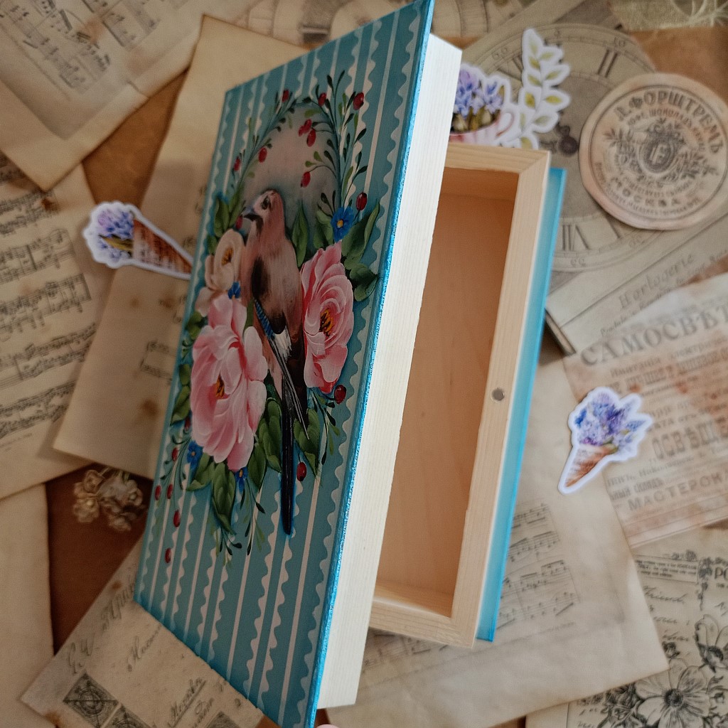 Деревянный ларец с сойкой. Шкатулка