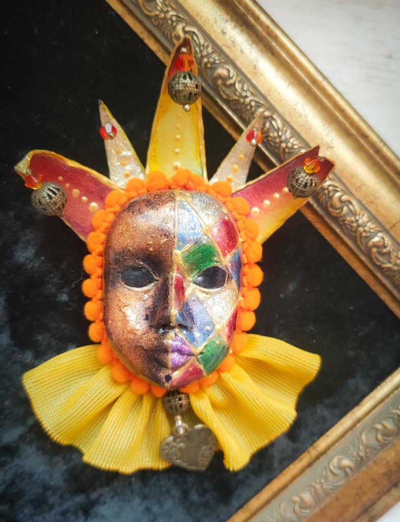 Брошь ручной работы «Маска венецианская Арлекин»