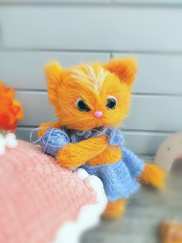 ИГРУШКА РУЧНОЙ РАБОТЫ,ВЯЗАНЫЙ КОТЕНОК В ГОЛУБОМ ПЛАТЬЕ МЯГКАЯ ИГРУШКА