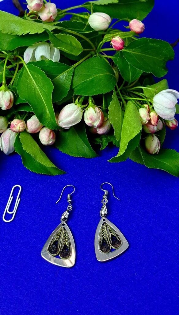 Металлические серьги с элементами квиллинг-графика