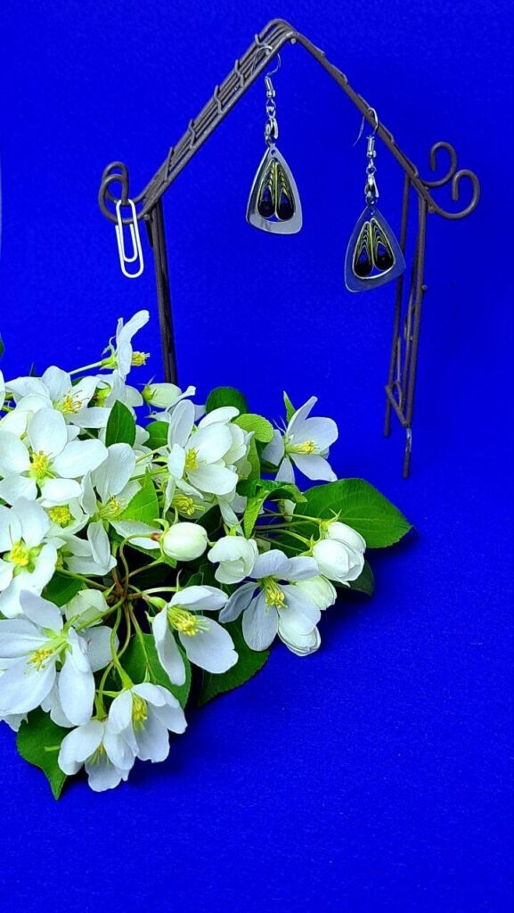 Металлические серьги с элементами квиллинг-графика