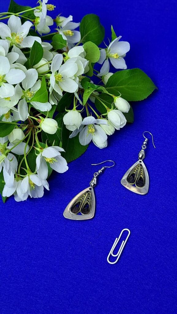 Металлические серьги с элементами квиллинг-графика