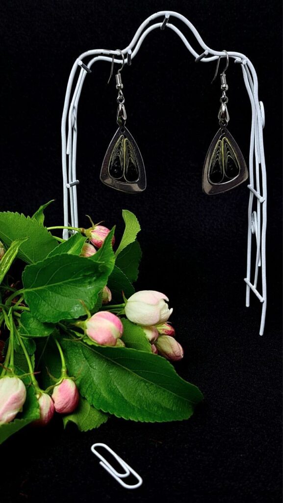 Металлические серьги с элементами квиллинг-графика