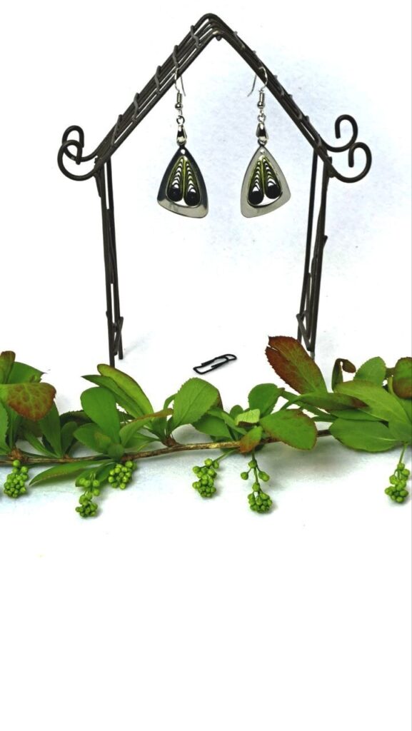 Металлические серьги с элементами квиллинг-графика