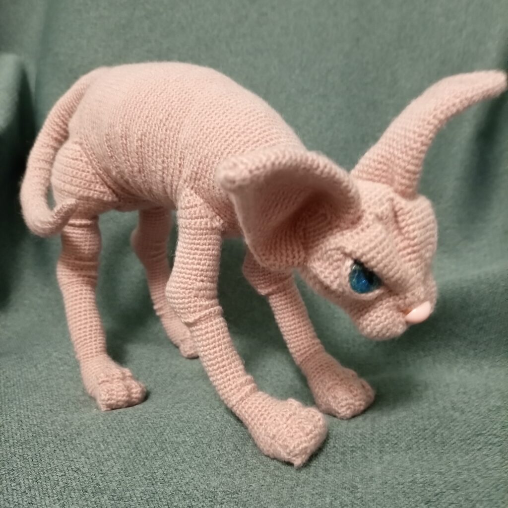 Сфинкс котенок вязаный