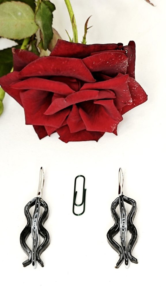 Комплект украшений черно-серебристые волны квиллинг — графика