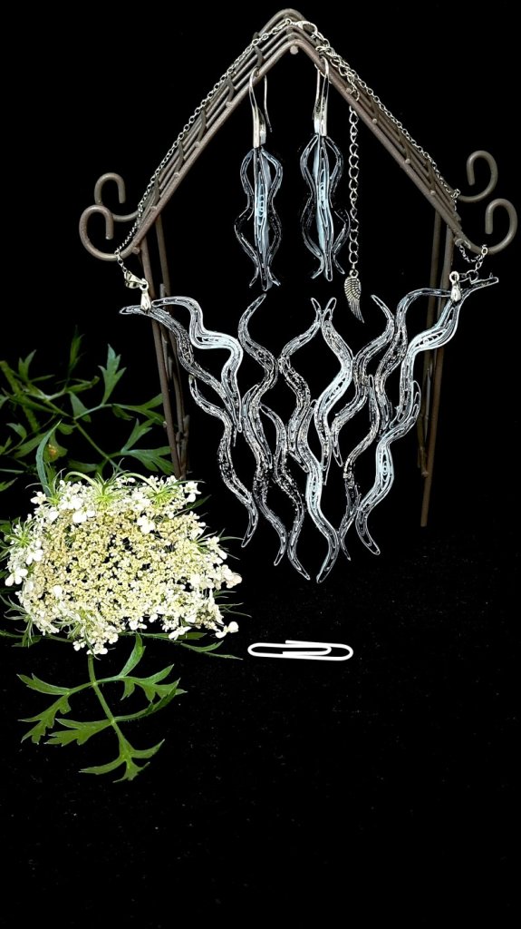 Комплект украшений черно-серебристые волны квиллинг — графика