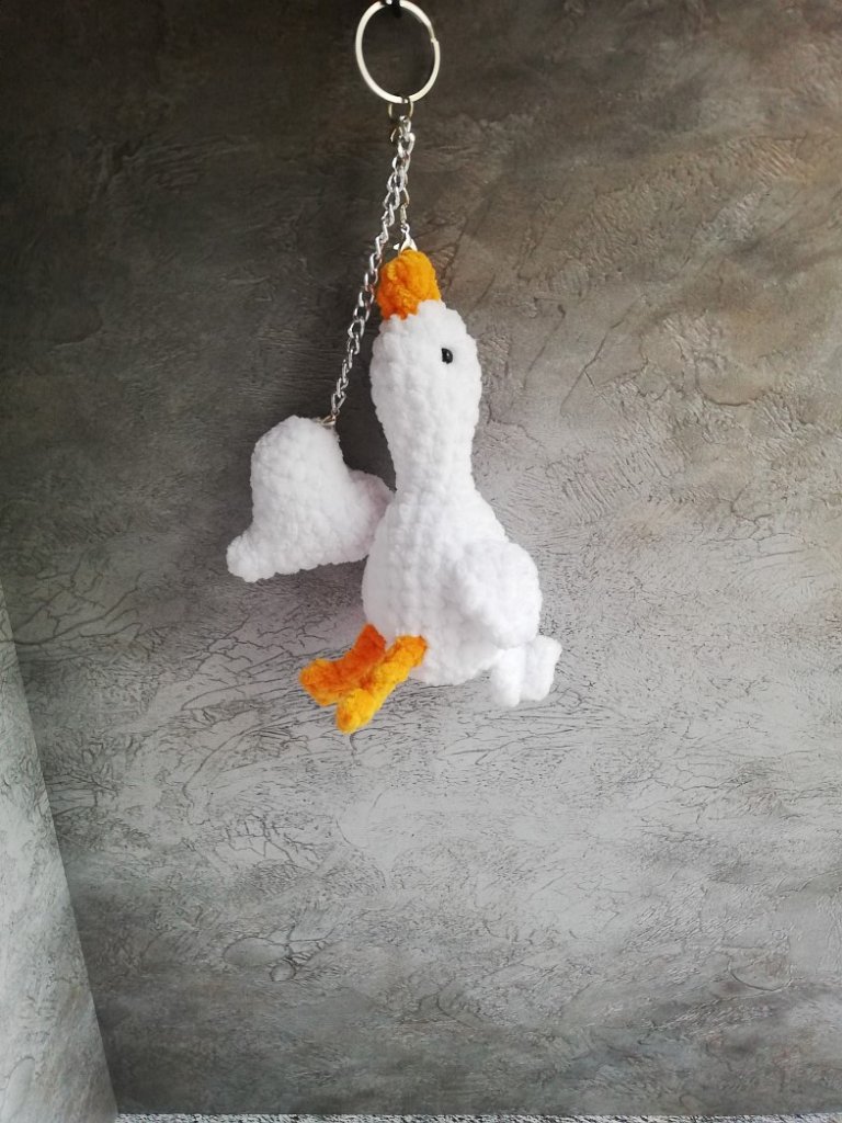 Брелок гусь с сердцем