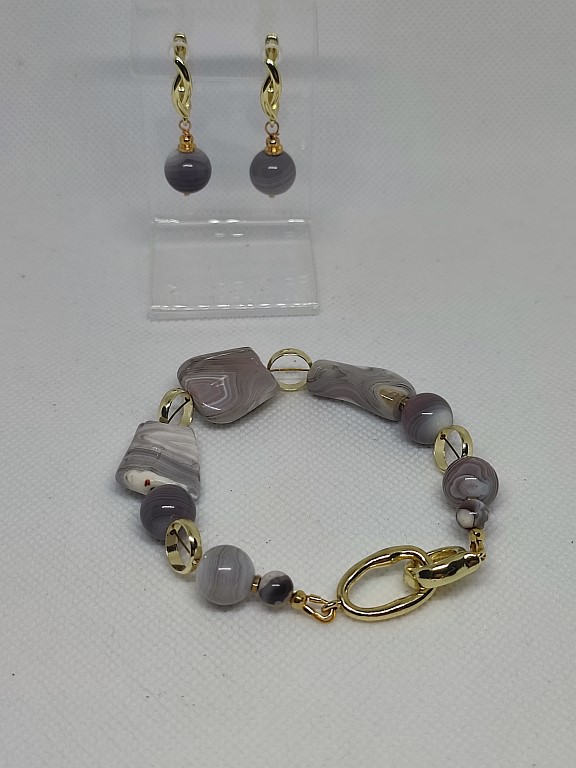 Агат ботсвана в сером