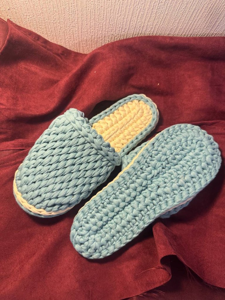 Тапочки вязанные из трикотажной пряжи
