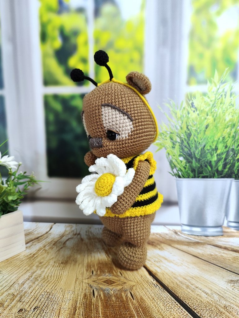 Медвежонок в костюме пчелки