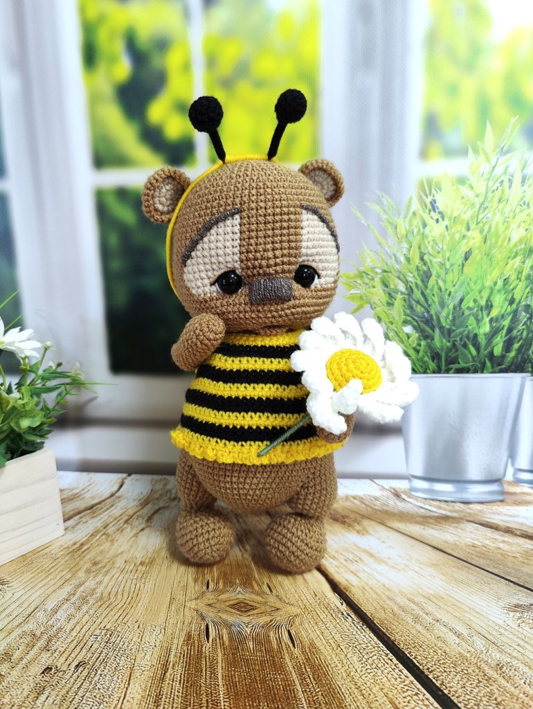 Медвежонок в костюме пчелки