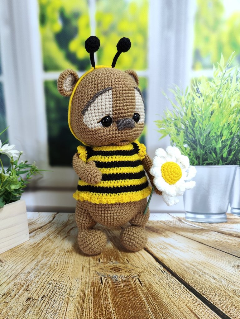 Медвежонок в костюме пчелки