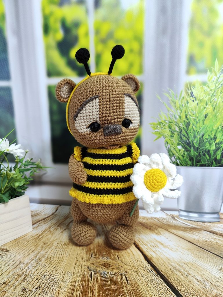 Медвежонок в костюме пчелки